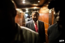 Gabonese opposition leader Jean Ping arrives at his party headquarters in Libreville, Aug. 28, 2016.