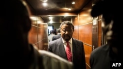 L’opposant gabonais Jean Ping devant des journalistes au quartier de son parti politique, à Libreville, Gabon, 28 août 2016.