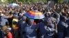 Polisi Kesulitan Kendalikan Massa Pelayat Mandela