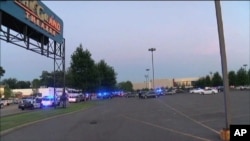 Suasana di sekitar gedung bioskop di kota Lafayette, Louisiana seusai terjadinya penembakan, Kamis (23/7).