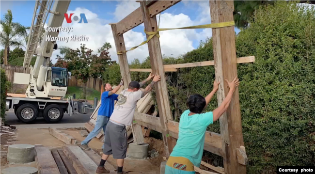 Dave bersama teman-teman saat mendirikan rumah lumbung (dok: Rie Sims)