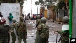 Patizan opozisyon an kap voye wòch sou polis anti emet yo nan Kibera Slums, Nairobi, Kenya, jedi 26 oktòb 2017.
