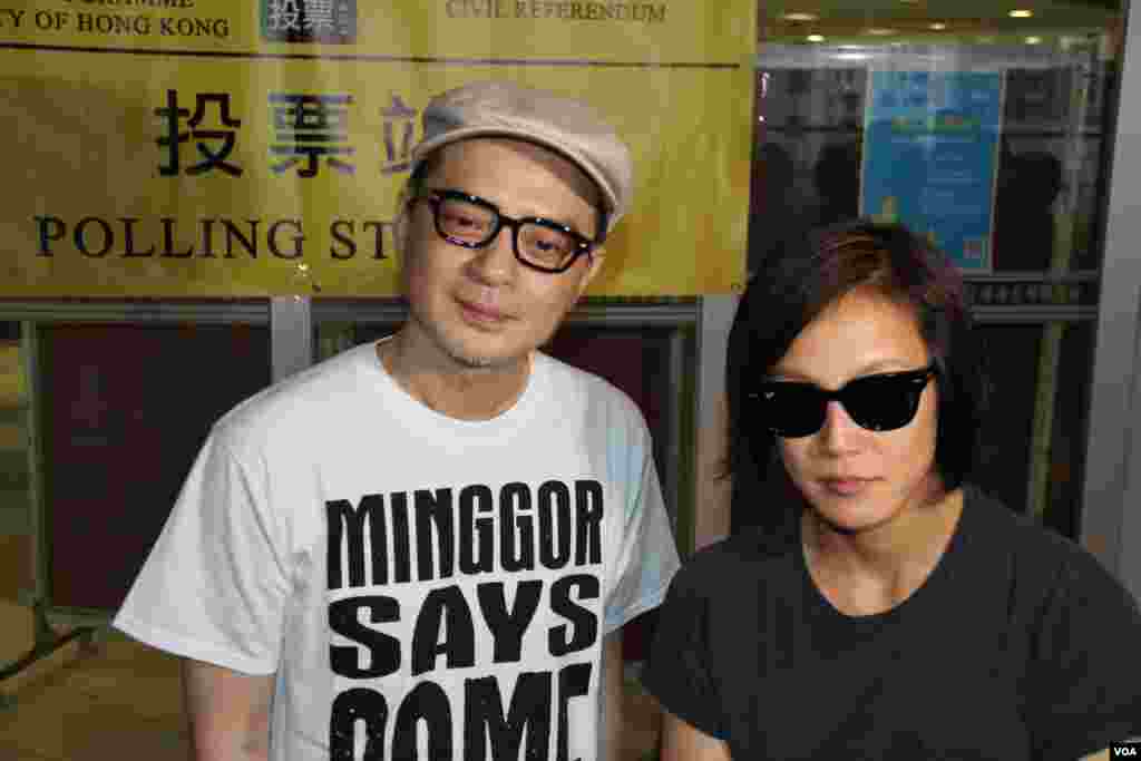 香港知名歌手黃耀明和何韻詩星期天下午6點左右前往投票(美國之音海彥拍攝)