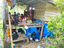 Warga mengungsi di sebuah rumah sederhana di perbukitan dusun Buttu Lombongan, Desa Tammerodo Utara, Kec. Tammerodo Sendana, Kabupaten Majene, Minggu, 17 Januari 2021. (Foto: Nurwana)