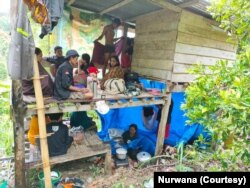 Warga mengungsi di sebuah rumah sederhana di perbukitan dusun Buttu Lombongan, Desa Tammerodo Utara, Kec. Tammerodo Sendana, Kabupaten Majene, Minggu, 17 Januari 2021. (Foto: Nurwana)