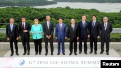 일본 이세시마에서 열린 G7 정상회의에 참석한 주요 7개국 정상들이 26일 단체사진을 촬영하고 있다.