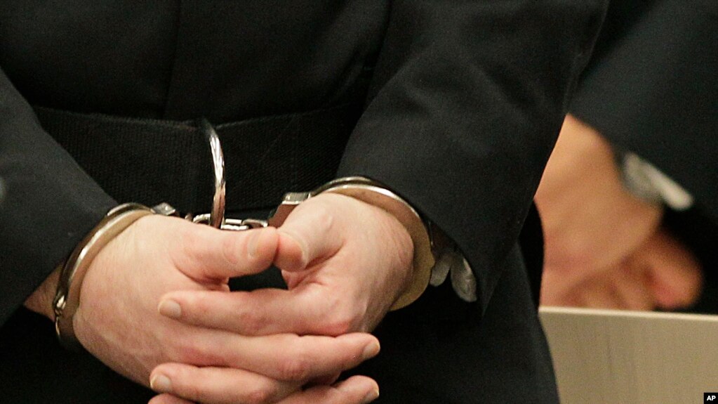 Cảnh sát cũng bắt giữ một người đàn ông thứ hai được cho là đang ở trong cùng một chiếc xe với tay súng bị tình nghi.