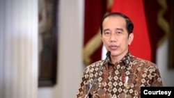 Presiden Jokowi dalam telekonferensi pers di Istana Merdeka, Jakarta, Senin (30/8). Ia memerintahkan OJK dan Kominfo untuk menyetop izin pinjaman online untuk sementara. (Foto: Courtesy/Biro Setpres) 