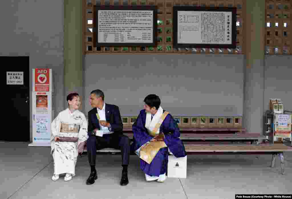 Le président en visite au Grand Bouda à Kamakura, au Japon, le 14 novembre 2010. (White House/Pete Souza)