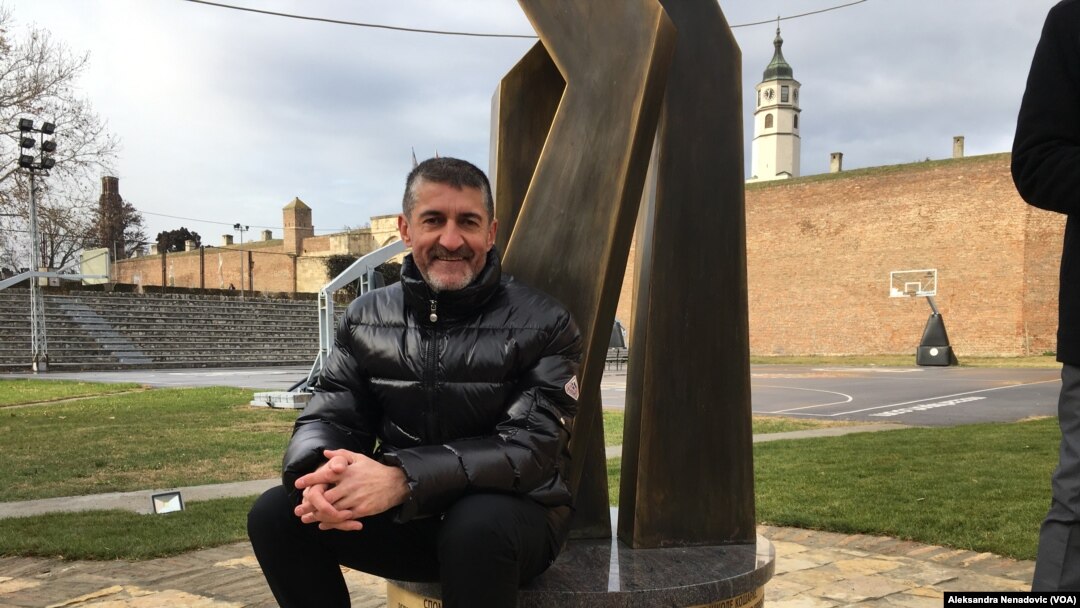 Predsednik Košarkaškog saveza Francuske Žan-Pjer Siuta ispred spomenika začetnicima košarke