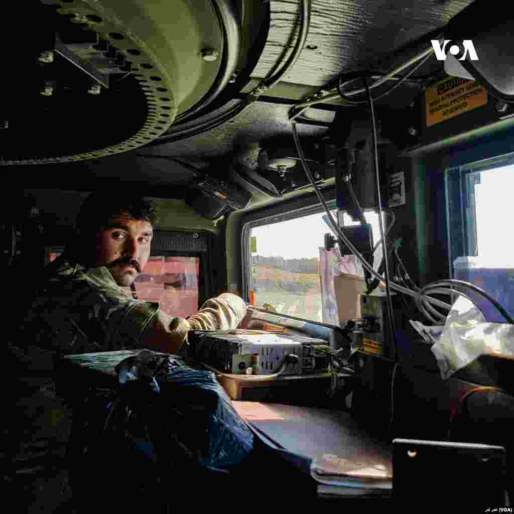 سرباز افغان حین انجام عملیات در ساحۀ باباجی شهر لشکرگاه