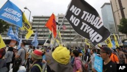 Des manifestants protestent près de l'ambassade américaine à Séoul contre le projet de bouclier antimissile américain Thaad, en Corée du Sud, 24 juin 2017.