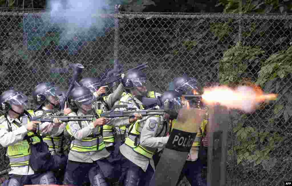 Riot police fire rubber bullets and tear gas grenades at students from the public Central University of Venezuela who demonstrate to demand the referendum on removing President Nicolas Maduro in Caracas, June 9, 2016.