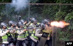资料照片：防暴警察向委内瑞拉中央大学的学生发射胶子弹和催泪弹，这些学生要求举行全民公投罢免马杜罗总统。(2016年6月9日)