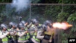 2016 年 6 月 9 日，防暴警察向委內瑞拉中央大學的學生髮射膠子彈和催淚彈，這些學生要求舉行全民公投罷免馬杜羅總統。(圖片來源：法新社）