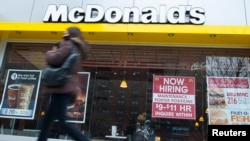 Seorang pejalan kaki melintasi sebuah restoran McDonald's yang sedang mencari pegawai baru di Brooklyn, New York (foto: dok).