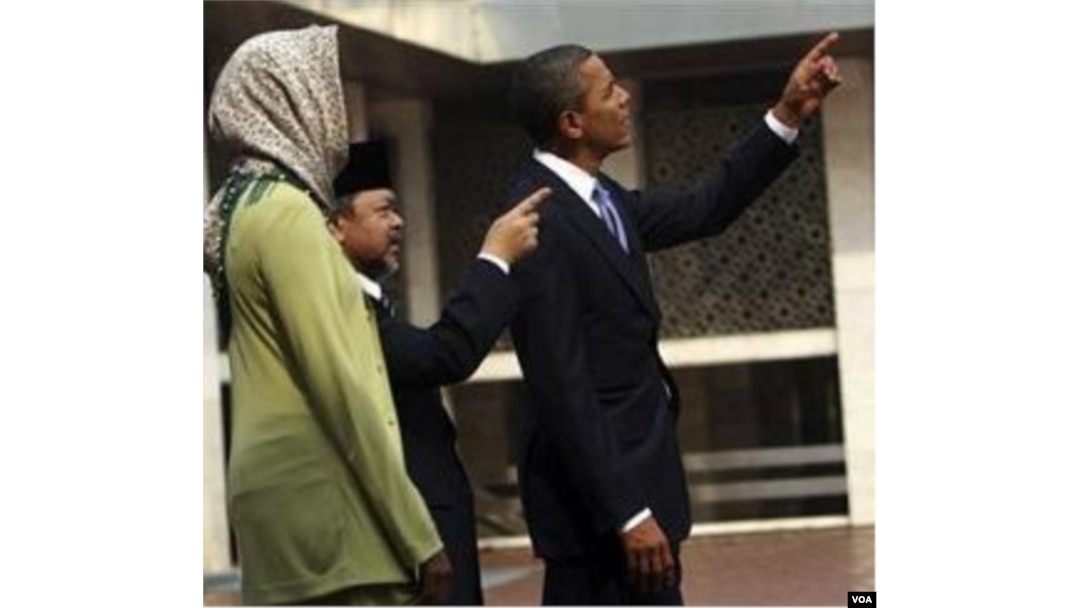 Presiden Barack Obama dengan antusias bertanya-tanya mengenai berbagai ornamen dan kaligrafi di Masjid Istiqlal Jakarta.
