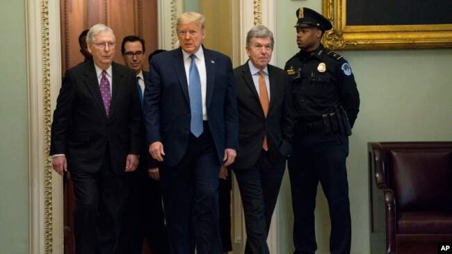 特朗普总统与参议院多数党领袖麦康奈尔同行（2020年3月10日）。
