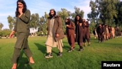Para militan ISIS yang menyerahkan diri kepada pemerintah Afghanistan hadir di hadapan media di Jalalabad, Provinsi Nangarhar, Afghanistan, 17 November 2019. (Foto: Reuters)