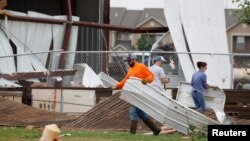 Trabajadores de Viking Pipe and Supply limpian después de que un tornado tocó tierra durante la noche en El Reno, Oklahoma, EE.UU., 26 de mayo de 2019. REUTERS / Alonzo Adams.