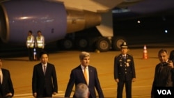 US Secretary of State John Kerry arrives at Phnom Penh International Airport on Monday, January 25, 2016 for a two-day visit in Cambodia. (Nov Povleakhena/VOA Khmer)