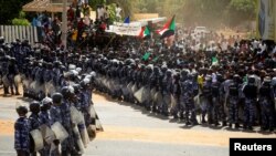 Les agents de la police anti-émeute tiennent position contre les manifestants près des bâtiments du Parlement, au Soudan 30 juin 2020. REUTERS / Mohamed Nureldin Abdallah
