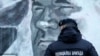 Policajac stoji ispred murala bivšem komandantu vojske RS Ratku Mladiću u Beogradu, 9. novembra 2021.
