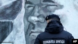 Policajac stoji ispred murala bivšem komandantu vojske RS Ratku Mladiću u Beogradu, 9. novembra 2021.