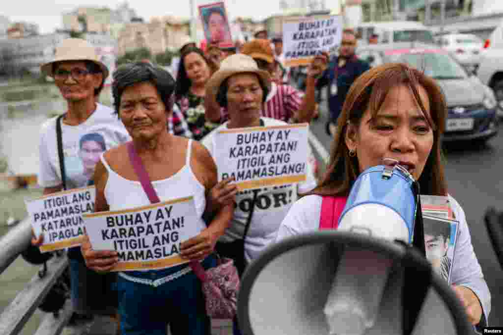 Activistas filipinos y familiares de personas asesinadas en la guerra contra las drogas del país, realizan una manifestación en celebración del Día de los Derechos Humanos.