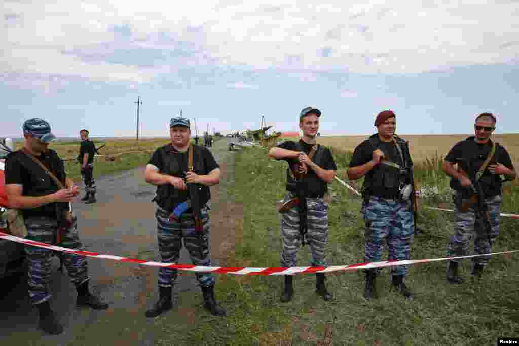 Para separatis pro-Rusia berjaga-jaga di lokasi jatuhnya pesawat Malaysia Airlines bernomor penerbangan MH17, dekat desa Hrabove, Donetsk di Ukraina timur (20/7).