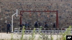 Tư liệu - Cảnh sát vào vị trí bên cạnh những thòng lọng được chuẩn bị để treo cổ tử tù tại một nhà tù ở Kabul, Afghanistan, ngày 8 tháng 10, 2014.