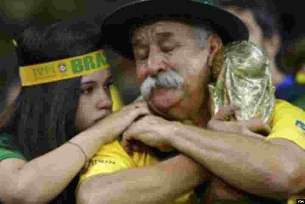 Taageerayaasha Brazil oo la oynayaa guuldaradii Brazil. B