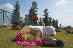 Siswa belajar di sekolah terbuka mereka yang terletak di atas gunung di Doodhpathri, Kashmir yang dikelola India, 27 Juli 2020.