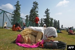 Siswa belajar di sekolah terbuka mereka yang terletak di atas gunung di Doodhpathri, Kashmir yang dikelola India, 27 Juli 2020.