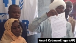 Togoï Yosko Sougou préfet par intérim du département de Dar Tama présente une feuille de papier, Tchad, 16 juillet 2018. (VOA/André Kodmandjingar)