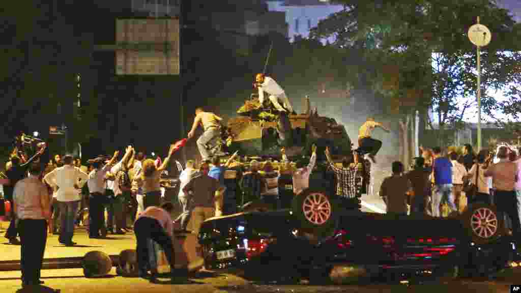 Quelques personnes barrent la route aux véhicules militaires blindés à Ankara, Turquie, 16 juillet 2016. &nbsp;