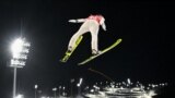 La Slovène Ursa Bogataj s'entraîne au saut à ski, le 3 février 2022, au Centre national de saut à ski de Zhangjiakou avant les Jeux Olympiques d'hiver de Pékin 2022.