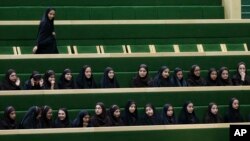 Des écolères suivent un débat parlementaire à Téhéran, Iran, Tuesday, 14 avril 2015.