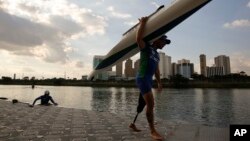 Vander Lima du Brésil, athlète des Jeux paralympiques de Sao Paulo, 1er juillet 2016.
