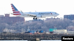 An American Airlines Boeing 737 Max 8, Mayaami New Yorktitti galuutti jira.LaGuardia Airport in New York, U.S., Bitootessa March 12, 2019. REUTERS/Shannon Stapleton - RC1BF8F505C0 