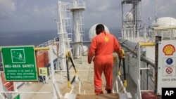 Un employé de Shell sur une plateforme pétrolière au large des côtes du Nigeria, 26 décembre 2011. 