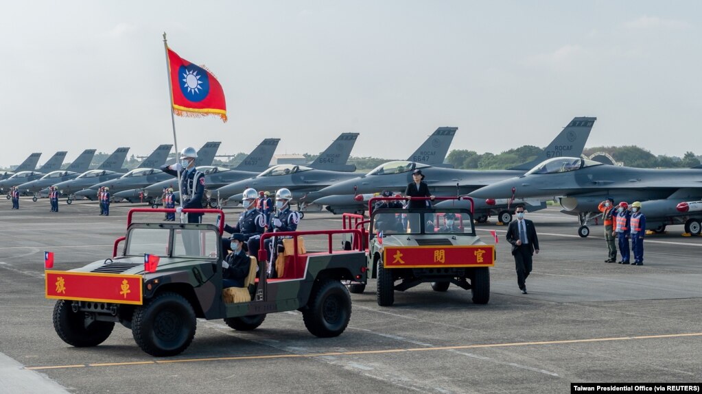 台湾总统蔡英文在嘉义空军基地主持美国F16V战机接装典礼。（2021年11月18日）(photo:VOA)