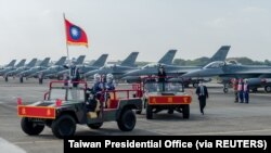 台湾总统蔡英文在嘉义空军基地主持美国F16V战机接装典礼。（2021年11月18日）