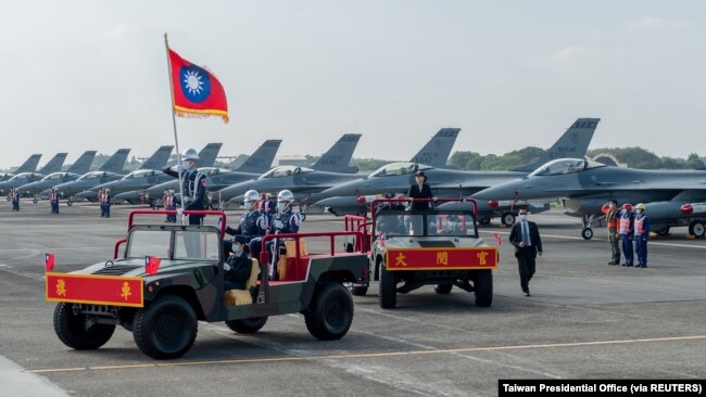 台湾总统蔡英文在嘉义空军基地主持美国F16V战机接装典礼。（2021年11月18日）