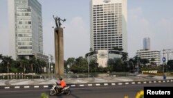 Bundaran Hotel Indonesia di Jakarta, terlihat lengang saat diberlakukannya pembatasan di Jawa dan Bali di tengah lonjakan lonjakan kasus COVID-19, 4 Juli 2021. ( REUTERS/Willy Kurniawan)