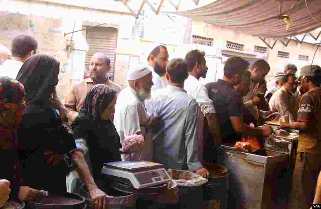 کراچی: مصالحہ جات کی خریداری کسی جتن سے کم نہیں، گاہکوں کی لمبی قطاریں