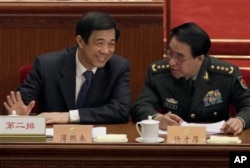2010年薄熙来和徐才厚将军在全国政协会议上。过去网上流言把张澜澜和徐才厚父子扯到一起