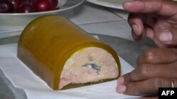 Cette bûche est en réalité composée de foie gras, à Madagascar, le 22 décembre 2020.