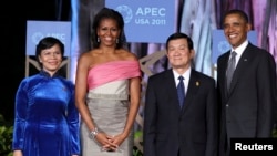 Tổng thống Mỹ Barack Obama và Ðệ nhất phu nhân Michelle Obama chào đón Chủ tịch nước Trương Tấn Sang của Việt Nam (trái) và phu nhân tại Hội nghị thượng đỉnh APEC ở Honolulu, Hawaii, ngày 12 Tháng 11 năm 2011.