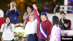 ប្រធានរដ្ឋសភាជាតិនីការ៉ាហ្គាលោក Gustavo Porras និង​ប្រធានាធិបតីនី​ការ៉ាហ្គា​លោក Daniel Ortega កាន់ដៃគ្នា​លើកឡើង​ក្នុង​អំឡុងពេល​នៃ​ការឡើង​កាន់តំណែង​ជា​ប្រធានាធិបតីនី​សម្រាប់​អាណត្តិ​ទី៤ ជាប់ៗគ្នា​របស់​លោក Ortega នៅទីក្រុង Managua ប្រទេស​នីការ៉ាហ្គា កាលពី​ថ្ងៃទី១០ ខែមករា ឆ្នាំ២០២២។
